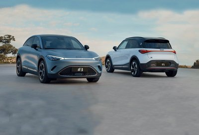 Das Dekorationsbild zeigt die smart Pkw-Modelle, mit dem smart #3 von vorne und dem smart #1 von hinten.