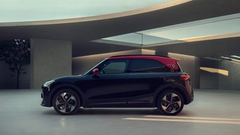Dunkelblauer smart SUV in Seitenansicht in moderner Architekturumgebung als Symbol für aktuelle smart Angebote und attraktive Fahrzeugaktionen.