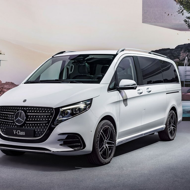 Eine weiße Mercedes-Benz V-Klasse steht stilvoll in moderner Umgebung. Das Fahrzeug verkörpert Premium-Komfort, großzügigen Platz und Flexibilität mit Mercedes-Benz Rent bei S&G.