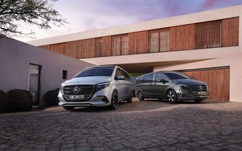 Zwei Mercedes-Benz V-Klasse Sondermodelle Avantgarde und Style vor einem modernen Wohnhaus in stilvoller Abendstimmung.