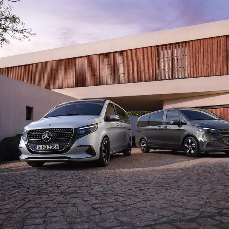 Zwei Mercedes-Benz V-Klasse Sondermodelle Avantgarde und Style vor einem modernen Wohnhaus in stilvoller Abendstimmung.
