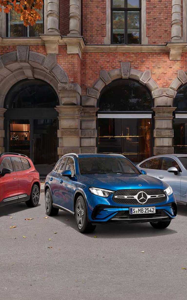 Drei Mercedes-Benz Modelle auf einem Platz vor historischem Gebäude. Jetzt attraktive Finanzierung mit 2,99 % Aktionszins bei S&G sichern.