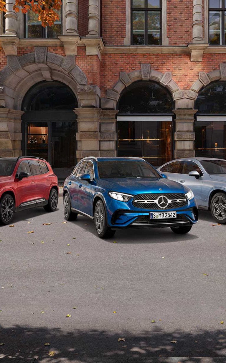 Drei Mercedes-Benz Modelle auf einem Platz vor historischem Gebäude. Jetzt attraktive Finanzierung mit 2,99 % Aktionszins bei S&G sichern.