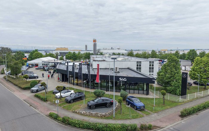 Luftaufnahme des modernisierten S&G Standorts in Aschersleben mit Autohaus, Außenbereich und ausgestellten Fahrzeugen nach der Neueröffnung.