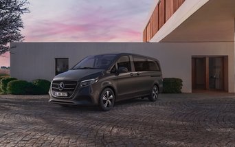 Mercedes-Benz V-Klasse Sondermodell Style in elegantem Design vor moderner Architektur bei Sonnenuntergang.