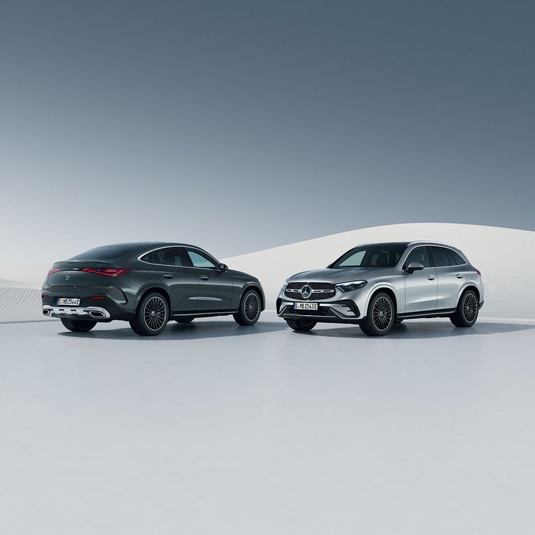 Zwei Mercedes-Benz GLC Modelle (SUV und Coupé) vor minimalistischem Wüstenhintergrund – exklusiv bei S&G mit 0,99 % Finanzierungszins erhältlich.