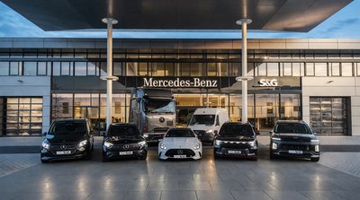 Pkw Mercedes-Benz und Lkw sowie smart und Hyundai Modelle vor dem Haupteingang bei S&G in Karlsruhe.