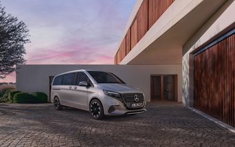 Mercedes-Benz V-Klasse Sondermodell Avantgarde in Silber vor einem modernen Wohnhaus bei Sonnenuntergang.