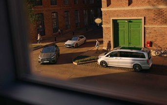 Mercedes-Benz Fahrzeuge vor Gebäude – Jubiläums-Finanzierungsaktion mit 1,40 % Zins jetzt bei S&G entdecken