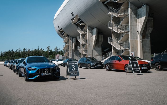 Mehrere Mercedes-AMG Fahrzeuge stehen in Reihen vor der Osttribüne des Hockenheimrings – aufgenommen beim S&G AMG Fahrsicherheitstraining 2025.