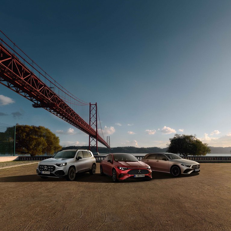 Mercedes-Benz A-Klasse, CLA-Klasse und GLB gemeinsam vor einer modernen Brückenkulisse.