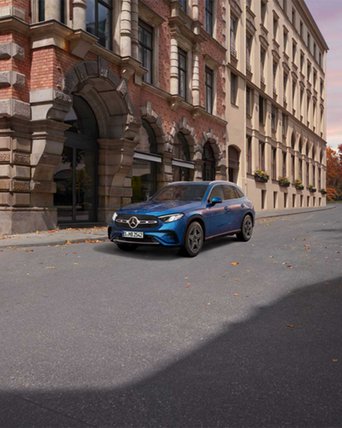 Mercedes-Benz GLC SUV in Blau mit attraktiver 2,99 % Sonder-Finanzierung auf urbaner Straße.