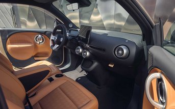 Cockpit des vollelektrischen smart #2 Pure mit 10,1-Zoll-Touchscreen, 8,8-Zoll-Fahrerdisplay, brauner Komfortausstattung und hochwertigem Innenraumdesign.