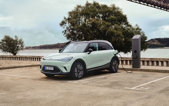 smart #1 pure in hellem Grünton an einer Ladesäule, vollelektrisches SUV mit attraktivem Leasingangebot bei S&G ab 119 Euro pro Monat inklusive Elektroprämie.