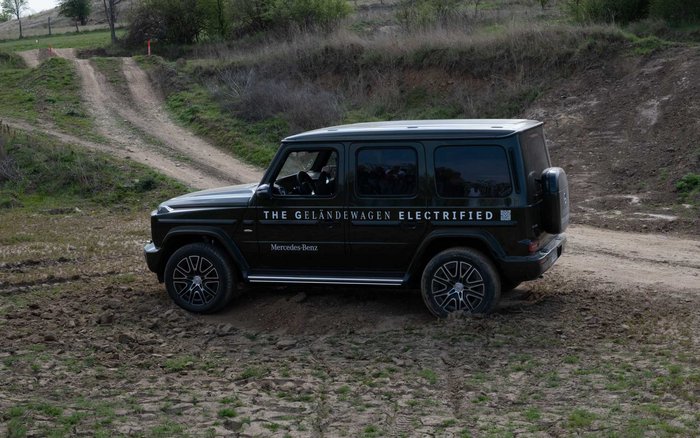Mercedes-Benz G-Klasse im Offroad-Einsatz auf unbefestigtem Gelände während der G-Klasse Experience Tour.