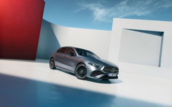 Mercedes-Benz A-Klasse Limousine in moderner Architektur, erhältlich bei S&G mit 0,99 % Finanzierungszins.