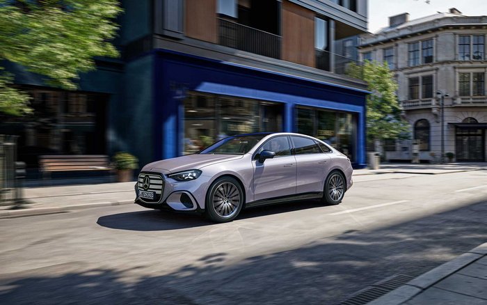 Die neue elektrische Mercedes-Benz C-Klasse silber im urbanen Umfeld.