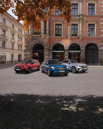 Drei Mercedes-Benz Fahrzeuge vor historischer Gebäude-Kulisse. Jetzt von attraktiven Konditionen mit 2,99 % Aktionszins profitieren.