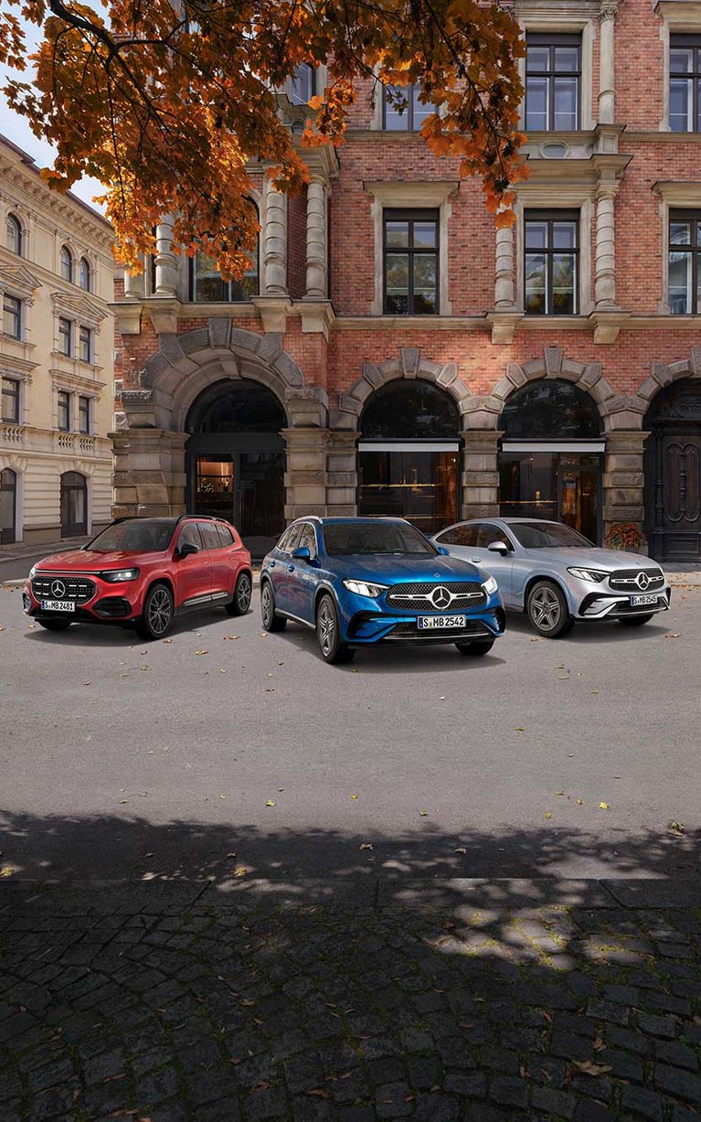 Drei Mercedes-Benz Modelle auf einem Platz vor historischem Gebäude. Jetzt attraktive Finanzierung mit 2,99 % Aktionszins bei S&G sichern.