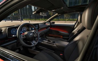 Innenraum des Hyundai IONIQ 6 mit Cockpit, Lenkrad, digitalen Displays und schwarzen Sitzen