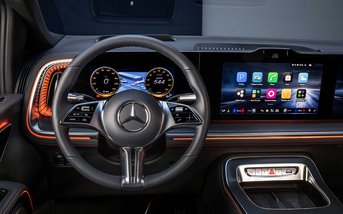 Interieur des Mercedes-Benz VLE mit digitalem Cockpit, großem MBUX Superscreen und moderner Ambientebeleuchtung.