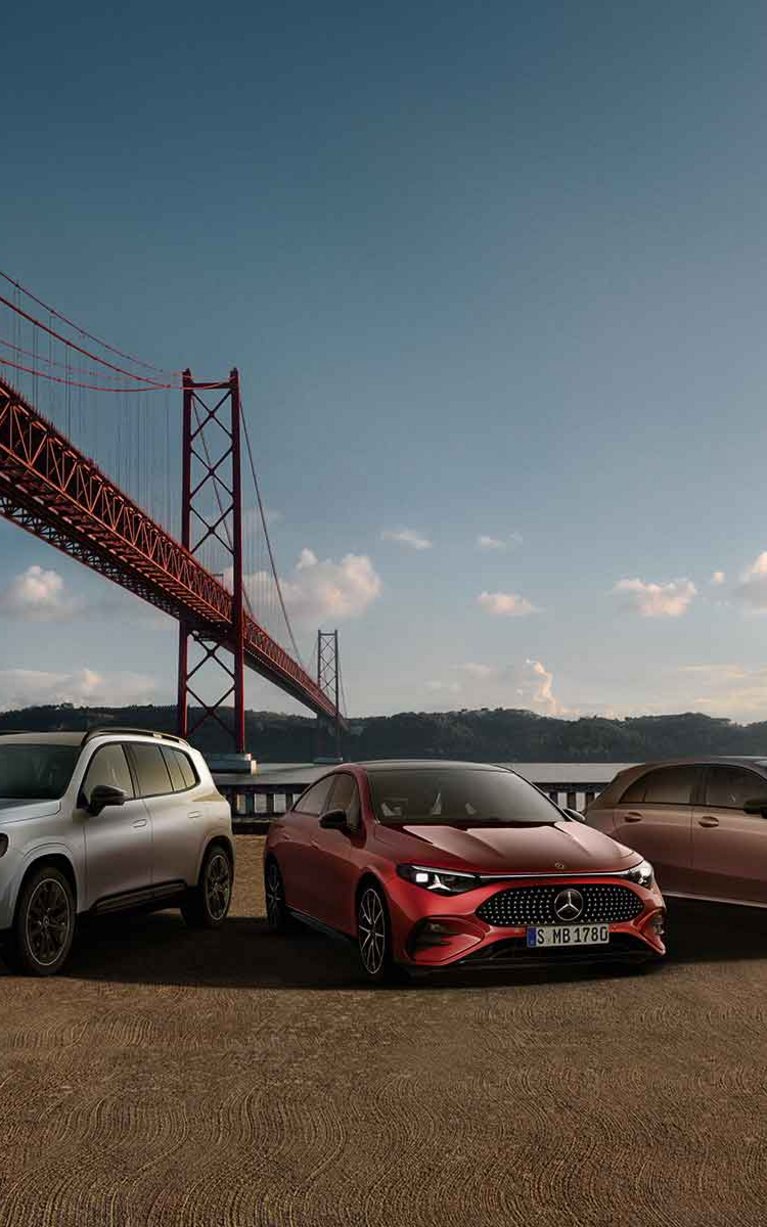 Mercedes-Benz A-Klasse, B-Klasse und GLB gemeinsam vor einer modernen Brückenkulisse.