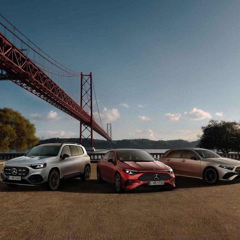 Mercedes-Benz A-Klasse, CLA-Klasse und GLB gemeinsam vor einer modernen Brückenkulisse.