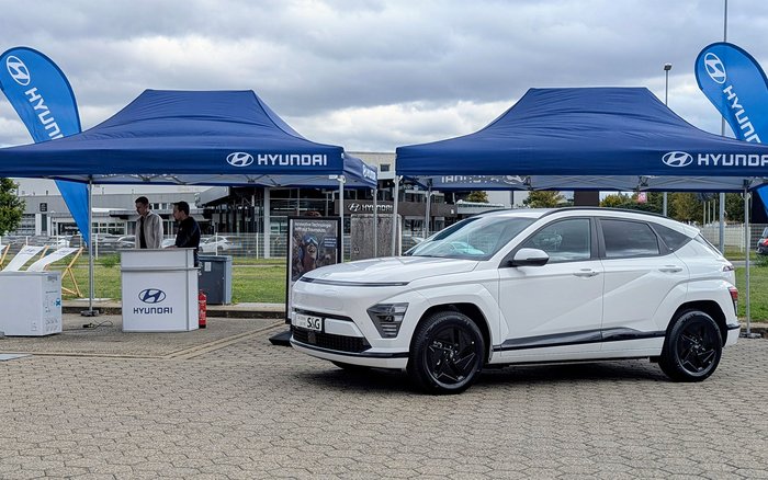 Weißer Hyundai SUV vor blauen Hyundai Pavillons bei der Eröffnung des neuen Autohauses S&G Halberstadt.