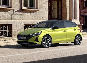 Der Hyundai i20 steht vor einem Gebäude.