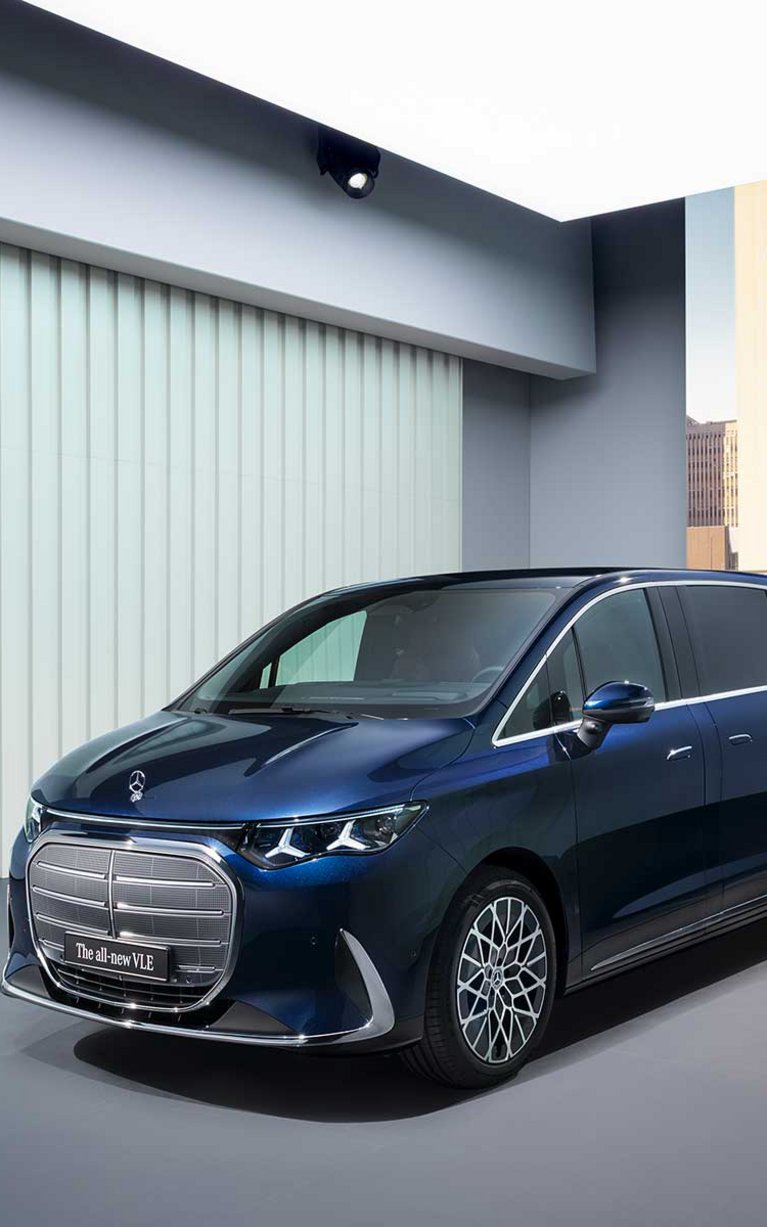 Mercedes-Benz VLE vollelektrischer Van in Blau vor moderner Architektur – erhältlich bei S&G Mercedes-Benz.