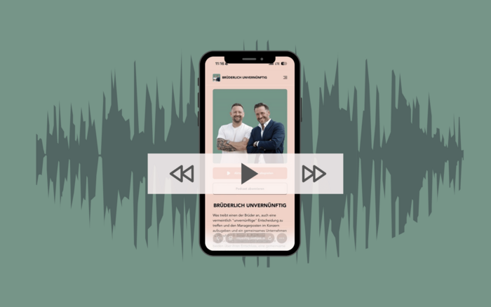 Smartphone zeigt die Podcast-App „Brüderlich Unvernünftig" mit den beiden Podcast-Hosts vor grünem Soundwellen-Hintergrund