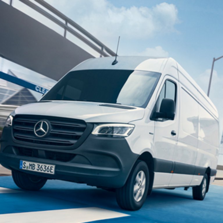 Mercedes-Benz eSprinter fährt auf einer modernen Straße