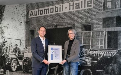 S&G Automobil AG erhält als erstes Autohaus das EMAS-Zertifikat – offizielle Übergabe vor historischer Automobil-Halle