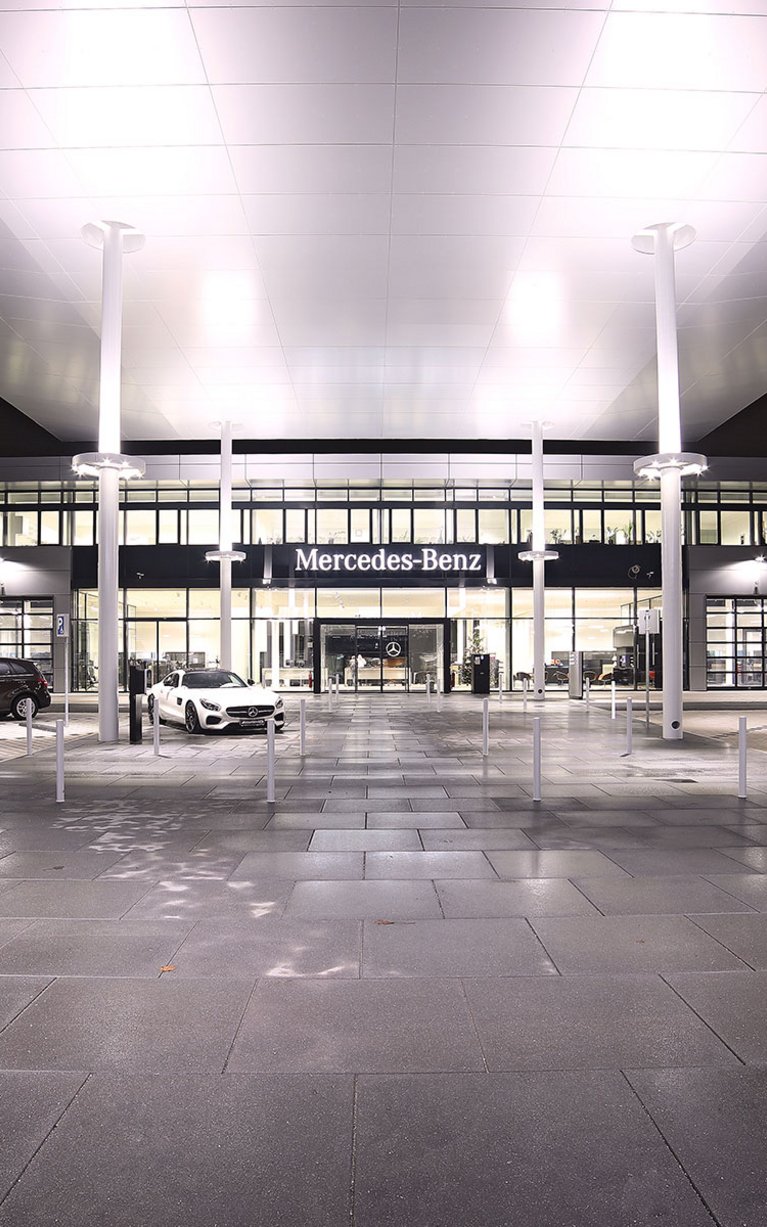 S&G Automobil AG Standort Karlsruhe-Knielingen – modernes Mercedes-Benz Autohaus bei Nacht mit beleuchtetem Showroom