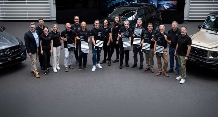 S&G Mitarbeitende stehen gemeinsam vor einem Mercedes-Benz Standort und präsentieren ihre Auszeichnungen für Service mit Stern im Pkw- und Van-Bereich.