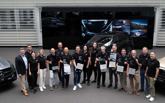 S&G Mitarbeitende stehen gemeinsam vor einem Mercedes-Benz Standort und präsentieren ihre Auszeichnungen für Service mit Stern im Pkw- und Van-Bereich.