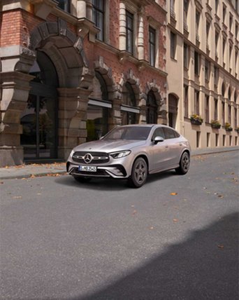 Silbernes Mercedes-Benz GLC Coupé im Stadtumfeld, verfügbar mit 2,99 % Sonder-Finanzierung bei S&G.