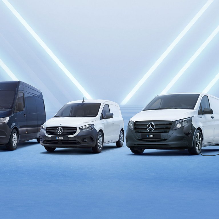 Drei vollelektrische Mercedes-Benz Transporter – eSprinter, eVito und EQV – nebeneinander vor modernem, blauem Hintergrund mit Lichteffekten, Symbolbild zur 0,99 % Finanzierungsaktion für Elektro-Transporter.