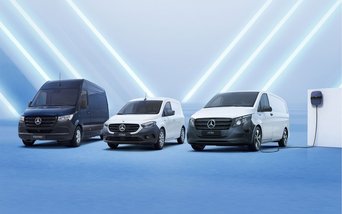 Drei vollelektrische Mercedes-Benz Transporter – eSprinter, eVito und EQV – nebeneinander vor modernem, blauem Hintergrund mit Lichteffekten, Symbolbild zur 0,99 % Finanzierungsaktion für Elektro-Transporter.