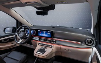 Modernes Cockpit des Mercedes-Benz Marco Polo mit Multifunktionslenkrad, digitalem Zentraldisplay und Ambientebeleuchtung.
