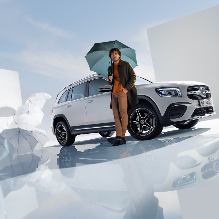 Mercedes-Benz SUV im Mercedes-Benz Store bei S&G mit Zubehör und Lifestyle-Produkten in moderner digitaler Markenwelt.
