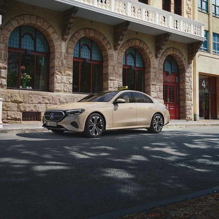 Mercedes-Benz E-Klasse als Taxi vor einem Gebäude – jetzt bei S&G verfügbar