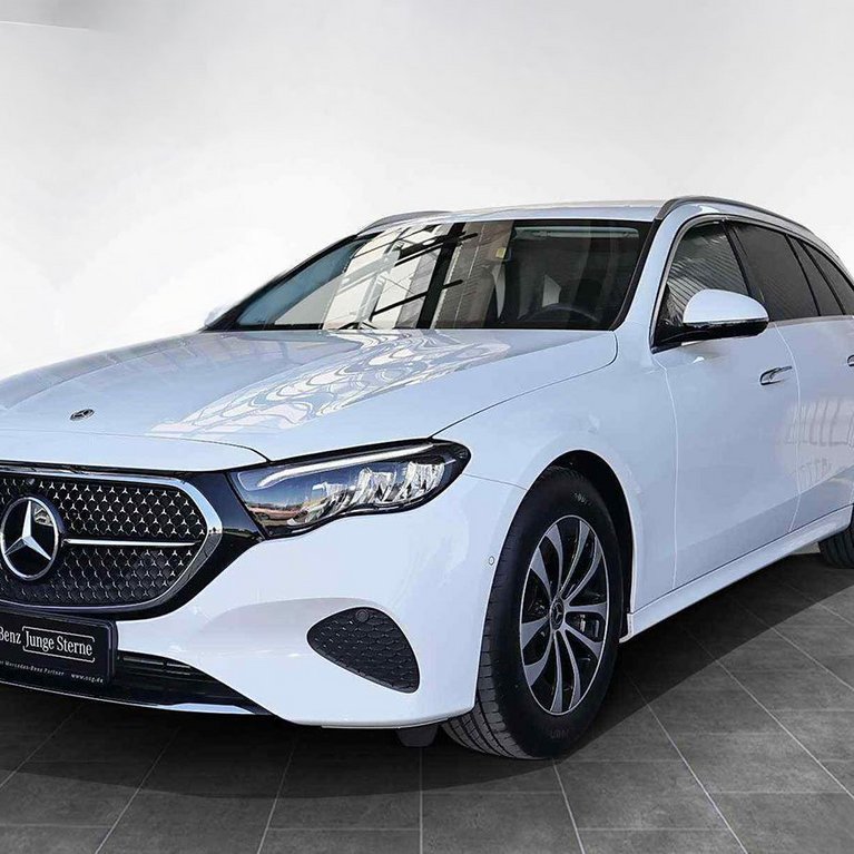 E-Klasse Frontansicht: „Mercedes-Benz E-Klasse Gebrauchtwagen in Silber – jetzt mit Winterreifen inklusive