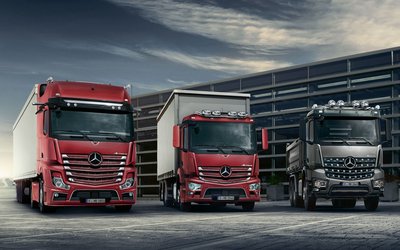 Promotionbild. Drei Mercedes-Benz Lkw auf einem Firmengelände zum Bewerben des Serviceangebots von S&G.