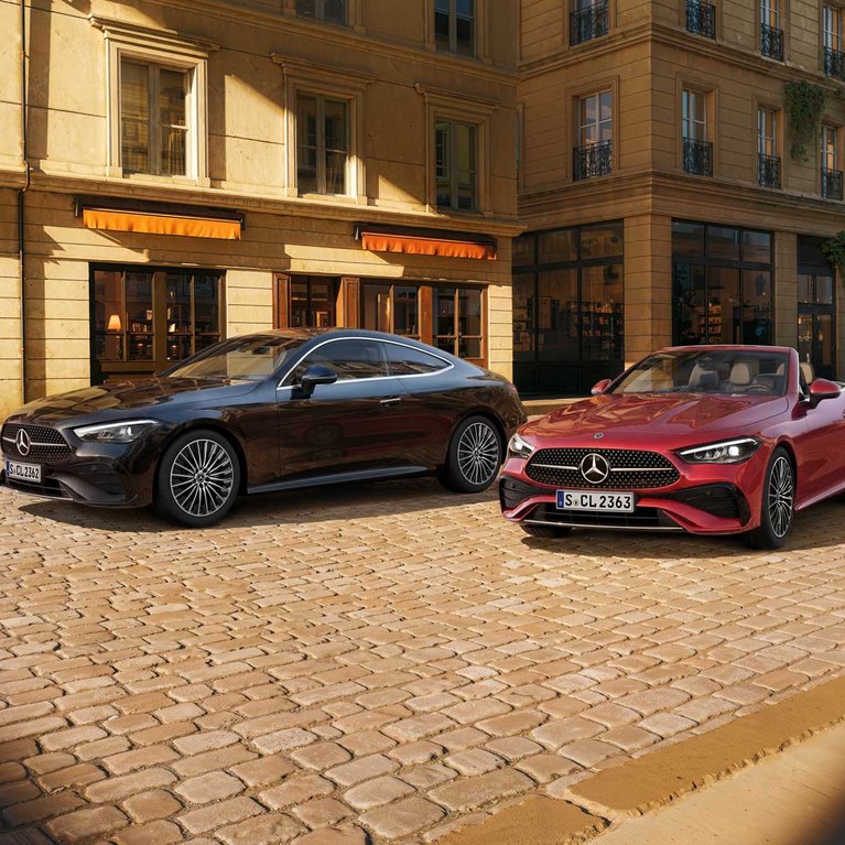 Mercedes-Benz CLE Coupé und CLE Cabriolet in urbaner Kulisse bei Sonnenschein, präsentiert bei S&G mit attraktivem Jubiläumszins von 1,4 %