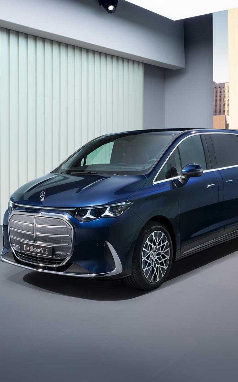 Mercedes-Benz VLE vollelektrischer Van in Blau vor moderner Architektur – erhältlich bei S&G Mercedes-Benz.