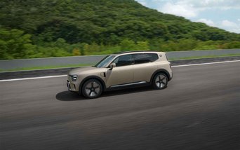 smart #5 in beiger Lackierung auf freier Straße vor grüner Landschaft, vollelektrisches SUV mit großzügigem Raumangebot und attraktivem Leasing bei S&G ab 302 Euro pro Monat inklusive Elektroprämie