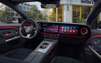 Innenraum des neuen Mercedes-Benz GLA mit MBUX Superscreen, Multifunktionslenkrad und roter Ambientebeleuchtung.