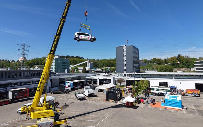 Brötzinger Tal Fest bei S&G in Pforzheim mit Kranaktion und Fahrzeug auf dem Gelände während der Veranstaltung.