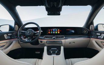 Luxuriöser Innenraum des Mercedes-AMG GLS mit AMG Lenkrad, digitalem Cockpit und heller Lederausstattung.